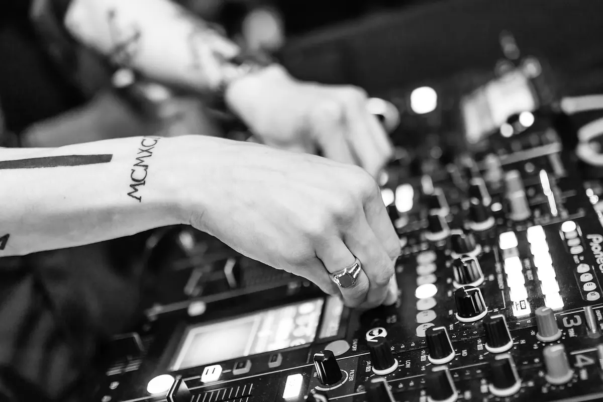Hook Placement: Where to Put Your Best Idea So Listeners Remember It